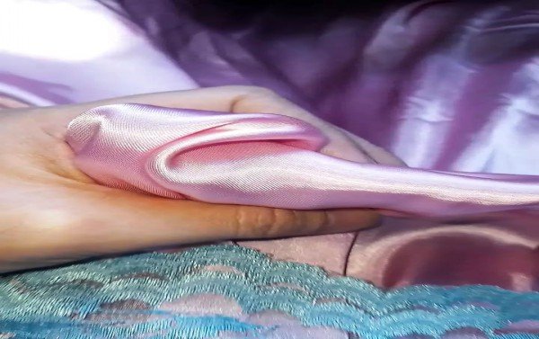 Kesenangan Crossdresser Dengan Gaun Panjang Satin